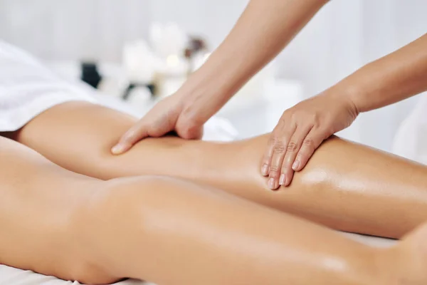 Mãos Massagem Terapeuta Massajando Pernas Mulher Jovem Salão Spa — Fotografia de Stock
