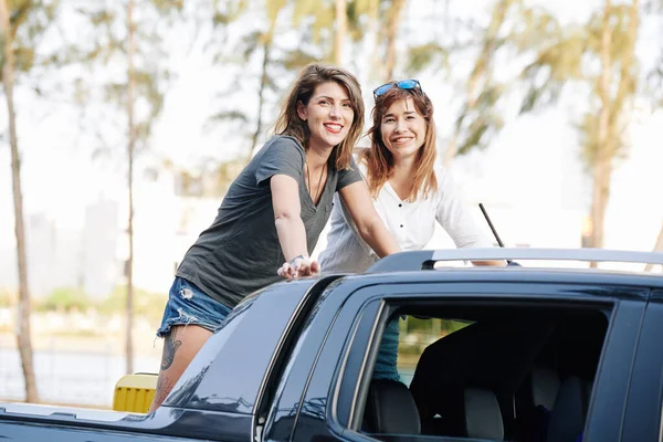 Fröhlich Lächelnde Junge Frauen Die Einem Sonnigen Tag Pickup Zurückfahren — Stockfoto