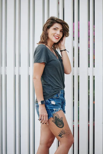 Portret Van Een Mooie Jonge Vrouw Spijkerbroek Shirt Poserend Tegen — Stockfoto
