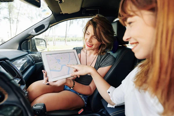 Mulher Jovem Apontando Para Lugar Aleatório Mapa Onde Amigos Vão — Fotografia de Stock