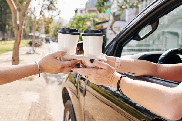 Motorista Carro Feminino Comprar Duas Xícaras Tomar Café Unidade Através — Fotografia de Stock