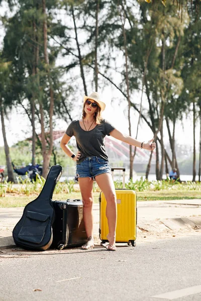 Jolie Jeune Femme Chapeau Paille Short Denim Debout Sur Route — Photo