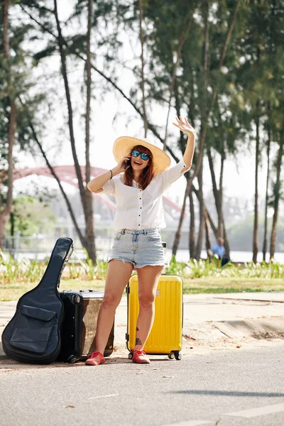 Ευτυχισμένος Ενθουσιασμένος Νεαρή Γυναίκα Ταξιδιώτη Γυαλιά Ηλίου Μιλώντας Στο Τηλέφωνο — Φωτογραφία Αρχείου