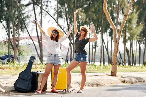 Penumpang Wanita Muda Yang Positif Dengan Celana Pendek Yang Sedang — Stok Foto