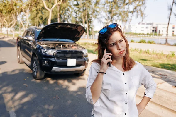 Gestresste Unglückliche Junge Frau Telefoniert Und Diskutiert Autopanne Problem Mit — Stockfoto