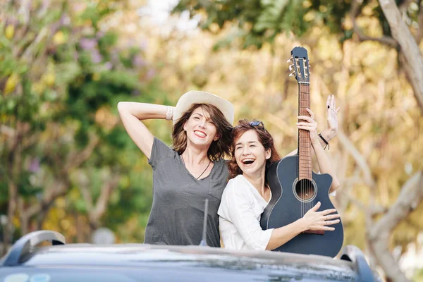 Joyful Female Friends Acoustic Guitar Standing Back Pickup Truck End — Stock Photo, Image