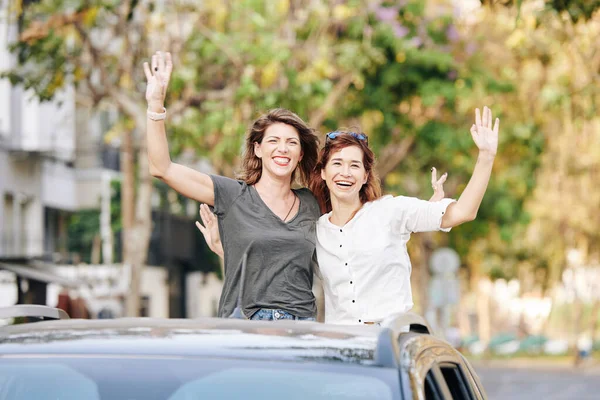 Lindas Mulheres Jovens Sorrindo Acenando Com Mãos Quando Montando Parte — Fotografia de Stock