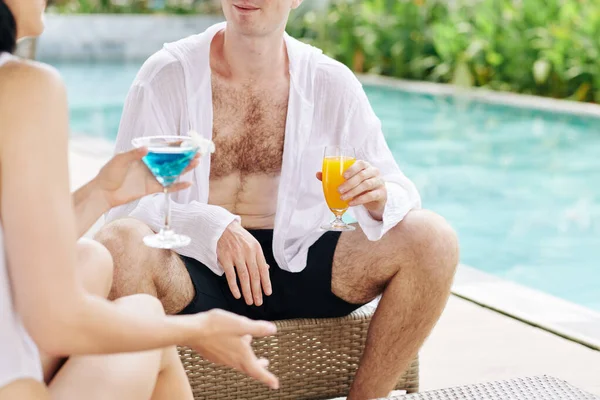 Young Couple Spending Time Swimming Pool Drinking Delicious Cocktails Discussing — Stock Photo, Image