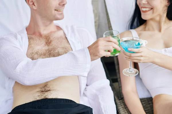 Happy Young Couple Enjoying Summer Vacations Toasting Glasses Delicious Cocktails — Stock Photo, Image