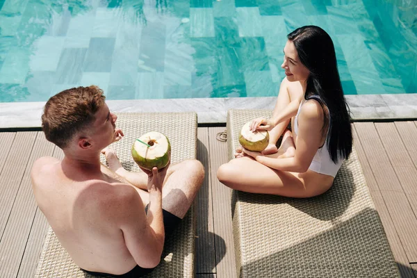 Genç Gülümseyen Bir Çift Güneşli Bir Günde Havuz Kenarında Şezlonglarda — Stok fotoğraf