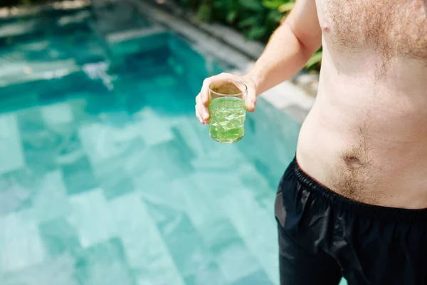 Gesneden Beeld Van Shirtloze Jongeman Met Een Glas Groene Cocktail — Stockfoto