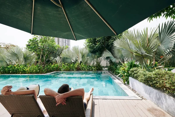 Junges Paar Genießt Die Zeit Lauschigen Pool Eines Kleinen Wellnesshotels — Stockfoto