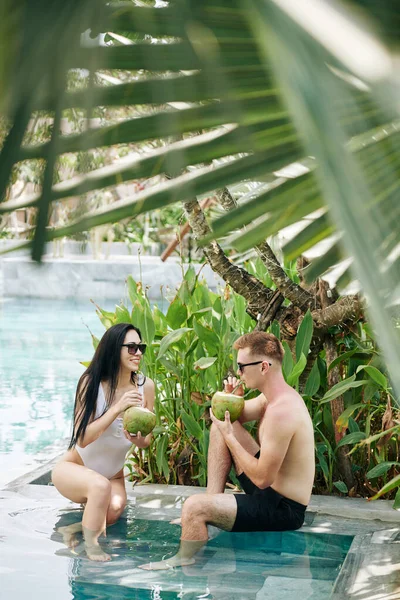 Pareja Joven Hablando Gafas Sol Bebiendo Cócteles Coco Pasar Tiempo —  Fotos de Stock