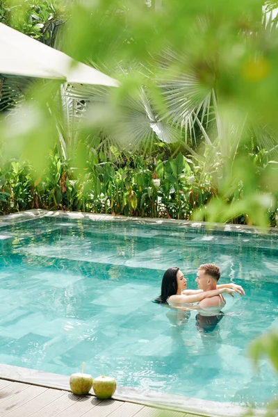 Belo Jovem Casal Piscina Spa Resort Abraçando Quase Beijando — Fotografia de Stock