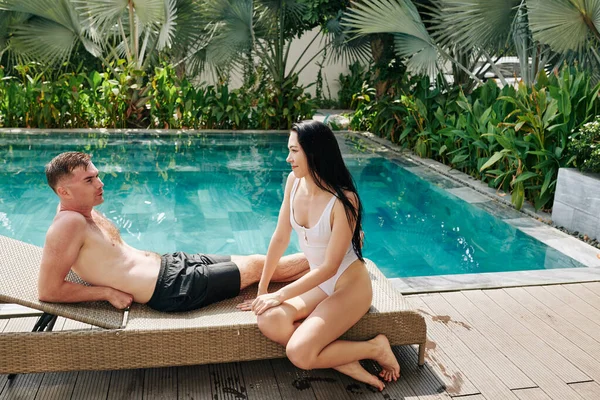 Casal Jovem Descansando Por Piscina Villa Que Alugaram Para Férias — Fotografia de Stock