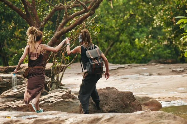 Couple Holding Hands Crossing River Forest Stepping One Stone Another — Stock Photo, Image