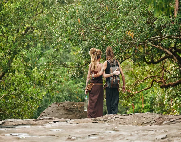 Man Woman Love Hugging Each Other Walking Rainforest Backpack Bottle — Stock Photo, Image