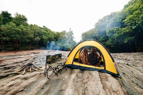 Coppia Seduta Accanto Camino Godendo Della Vista Dalla Tenda Vista — Foto Stock