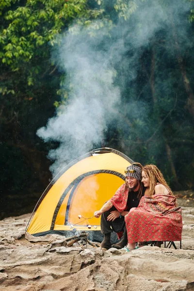 Felice Coppia Matura Che Copre Coperta Frigge Marshmallows Falò — Foto Stock