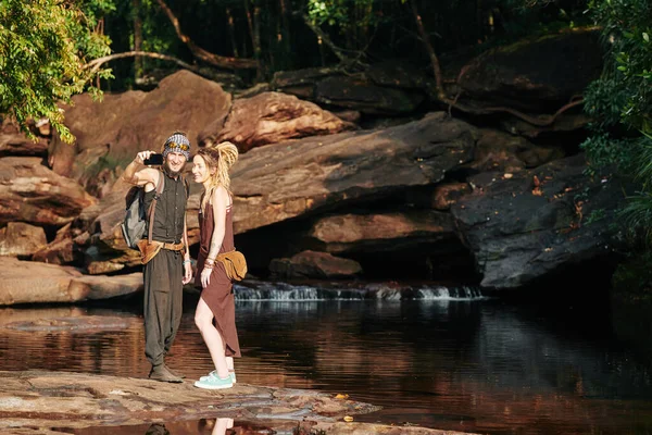 Touristes Joyeux Posant Pour Selfie Tenant Tête Rivière Dans Forêt — Photo