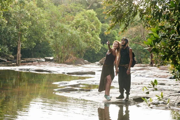 Hikers Standing River Looking Some Bird Animal Another Side — Stock Photo, Image