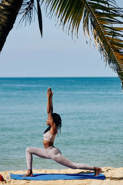 Mujer Joven Forma Concentrada Haciendo Pose Guerrera Playa Hermoso Mar — Foto de Stock