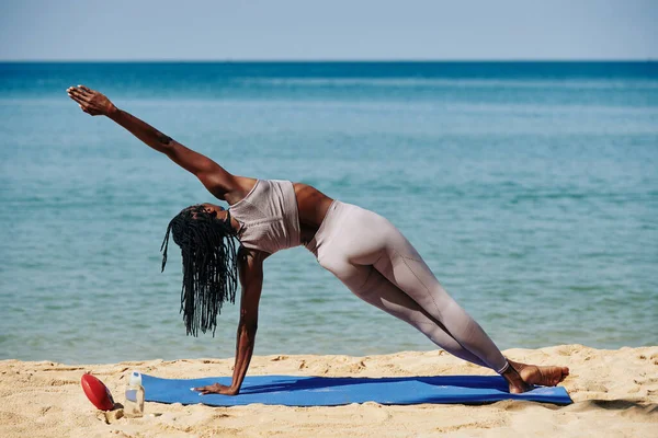 Ajuste Mujer Joven Negra Haciendo Tablón Lateral Extendido Estera Yoga — Foto de Stock