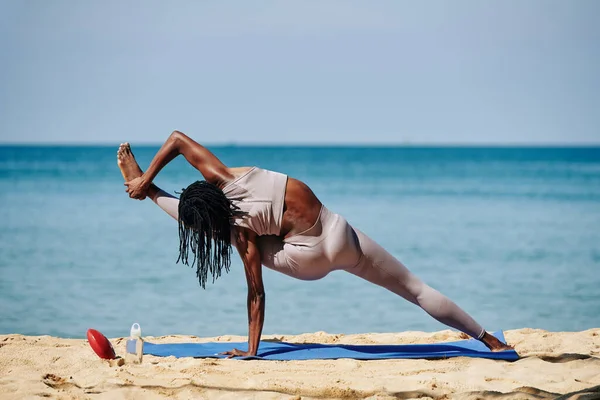 Ajuste Fuerte Joven Haciendo Visvamitrasana Extendiendo Pierna Hacia Lado Agarrar — Foto de Stock