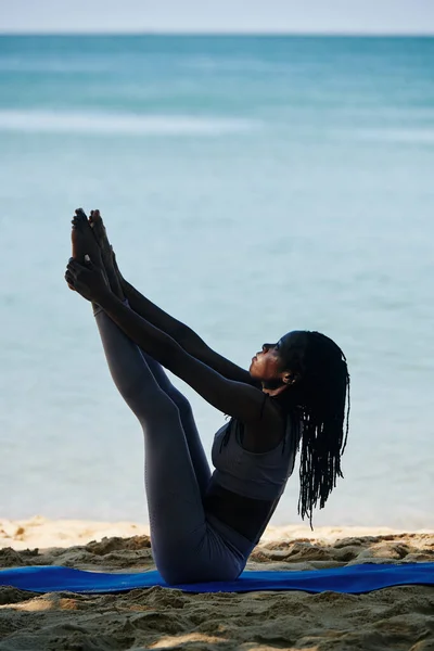 Joven Forma Mujer Negra Sentada Equilibrando Postura Yoga Haciendo Ejercicio — Foto de Stock