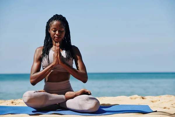 Hermosa Mujer Joven Delgada Meditando Posición Loto Playa — Foto de Stock