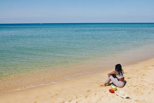 Mujer Joven Top Deportivo Legging Sentado Playa Disfrutando Vista Del —  Fotos de Stock