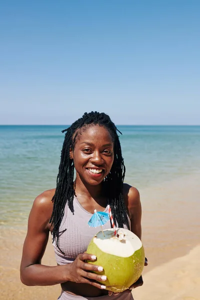 Portret Szczęśliwej Młodej Czarnej Sportowca Stojącej Koktajlami Kokosowymi Plaży Patrzącej — Zdjęcie stockowe
