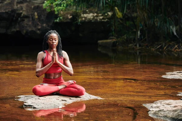 Mujer Joven Forma Calma Meditando Posición Loto Roca Río Bosque — Foto de Stock