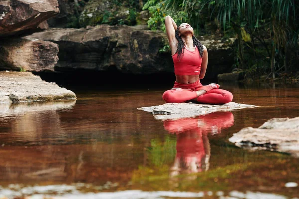 Giovane Donna Abbastanza Forma Facendo Braccio Braccio Dietro Chiusura Yoga — Foto Stock