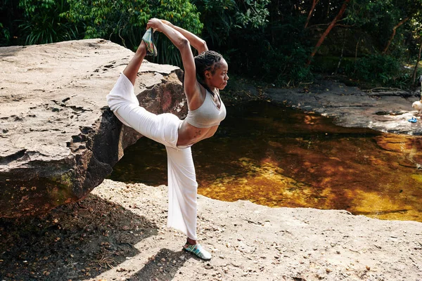 Grave Giovane Yogi Facendo Esercizio Stretching Quando Gode Fuga — Foto Stock