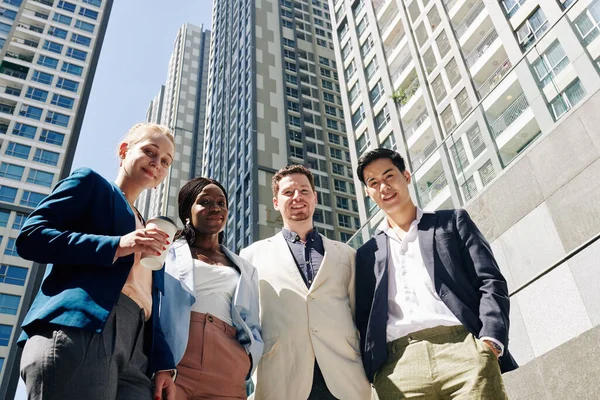 Jóvenes Empresarios Alegres Pie Fuera Del Edificio Oficinas Mirando Hacia — Foto de Stock