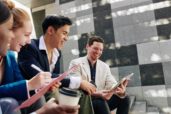 Riendo Jóvenes Empresarios Sentados Los Escalones Viendo Videos Divertidos Computadora — Foto de Stock