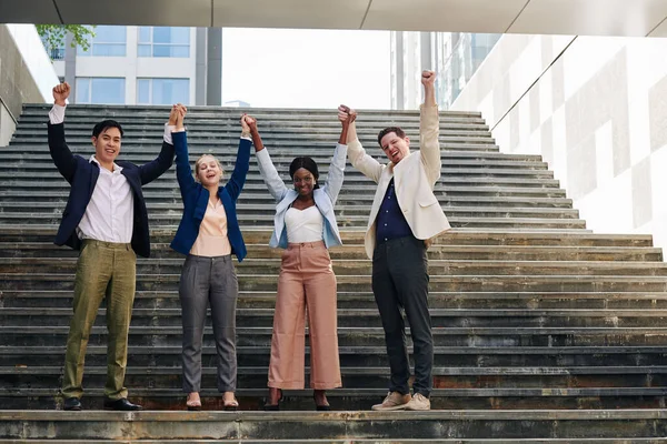Emocionados Jóvenes Empresarios Felices Tomados Mano Levantando Brazos Cuando Están — Foto de Stock