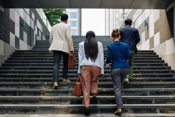 Affärsmän Som Går Uppför Trappan När Går Till Jobbet Morgonen — Stockfoto