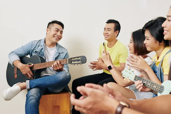 Talentoso Guapo Joven Asiático Tocando Guitarra Cantando Para Sus Amigos — Foto de Stock