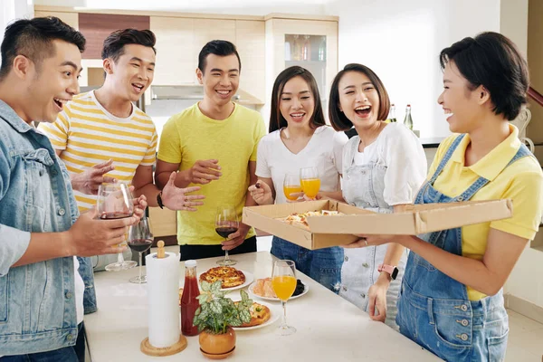 Amigos Entusiasmados Olhando Caixa Aberta Pizza Deliciosa Quente Fresca Mãos — Fotografia de Stock