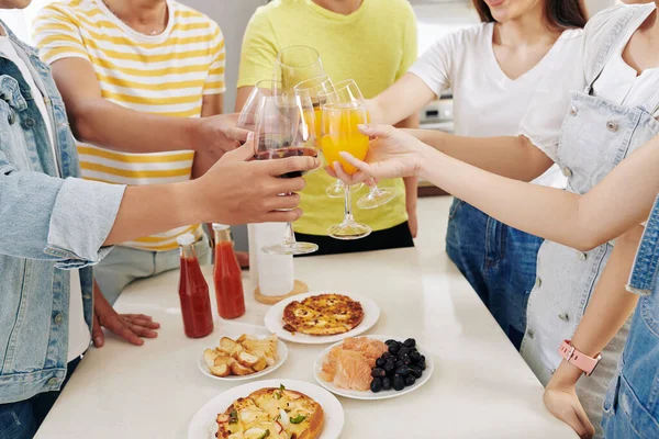 Grupo Amigos Brindar Com Copos Suco Vinho Sobre Mesa Com — Fotografia de Stock