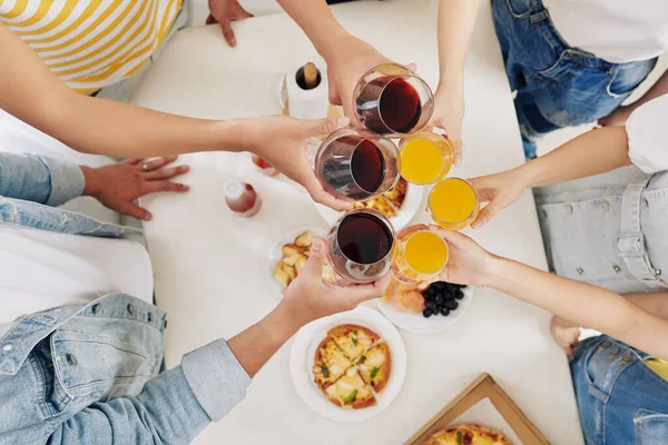 Grupo Jovens Brindar Com Copos Vinho Coquetéis Sobre Mesa Cozinha — Fotografia de Stock