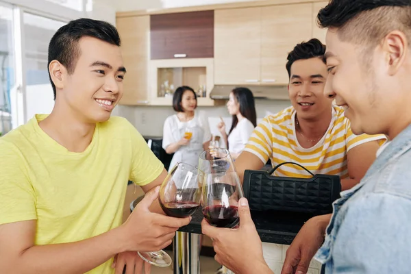 Grupo Jovens Amigos Asiáticos Sorridentes Batendo Copos Vinho Festa Casa — Fotografia de Stock