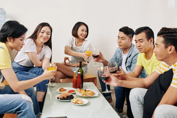 Groep Vietnamese Jongeren Aan Het Praten Drinken Eten Huisfeest — Stockfoto
