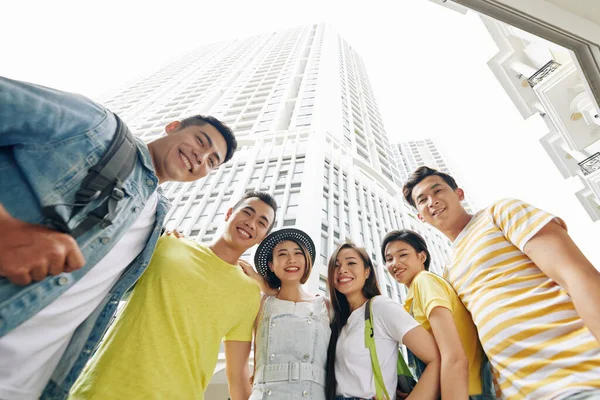 Grupp Glada Studenter Står Gatan Och Tittar Ner Kameran — Stockfoto