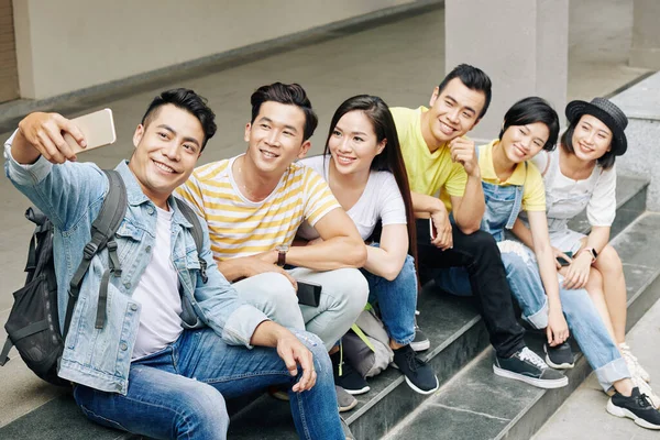 Alegre Estudiante Universitario Vietnamita Tomando Selfie Con Amigos Sentados Los —  Fotos de Stock