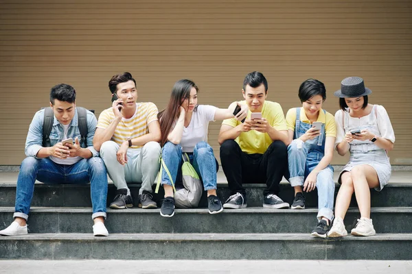 Estudiantes Sentados Escalones Usando Smartphone Para Tomar Selfie Hacer Llamadas —  Fotos de Stock