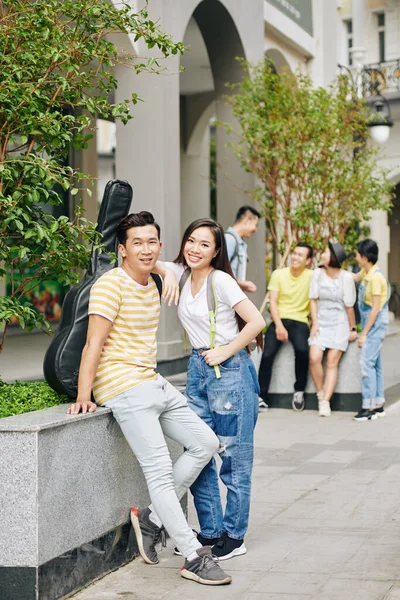 Alegre Vietnamita Estudiantes Universitarios Pie Entrada Del Campus Mirando Cámara — Foto de Stock