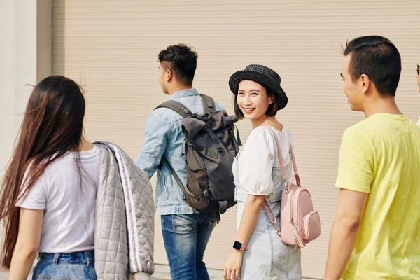 Vacker Ung Vietnamesisk Kvinna Liten Hatt Promenader Till Universitetet Klass — Stockfoto